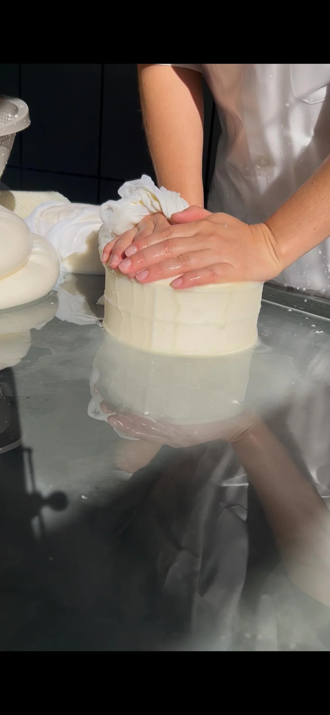 Produção artesanal do Queijo Pérola feita à mão
