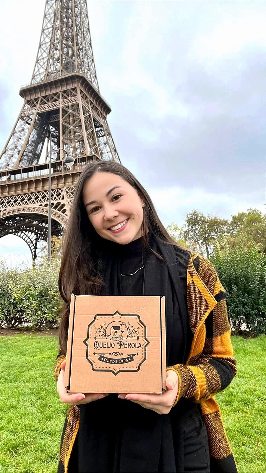 Queijo Pérola chegando a Paris, em frente à Torre Eiffel